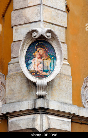 IKONE DER JUNGFRAU MIT KIND IN MOSAIK AN DER ECKE DER STRAßE, PIAZZA SANTA MARIA IN TRASTEVERE, ROM, ITALIEN Stockfoto