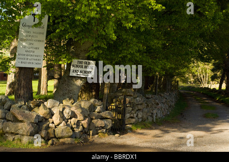 Willkommen Sie Schild am Eingang zum Glen Gairn Pfarrkirche und Old School House, Schottisches Hochland. Stockfoto