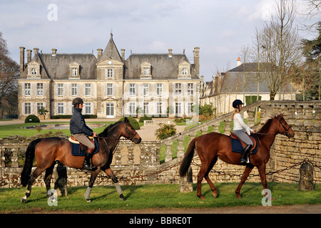 REITEN VOR DEM CHATEAU DE CURZAY, RELAIS ET CHATEAUX HOTEL VIENNE (86) Stockfoto