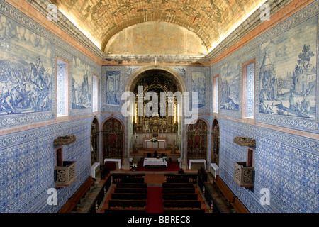 AZULEJOS IN DAS INNERE DER KÖNIGLICHEN BASILIKA VON CASTRO VERDE, ALENTEJO, PORTUGAL Stockfoto