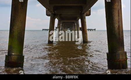 Unter Angebot Pier in Kent. Foto von Gordon Scammell Stockfoto