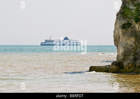 Eine Fähre Segeln vorbei an der Landzunge in St. Margaret am Cliffe in Kent.  Foto von Gordon Scammell Stockfoto