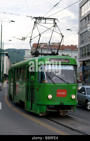 Eine Tram durch die Innenstadt in Sarajevo, Hauptstadt von Bosnien und Herzegowina, Stockfoto