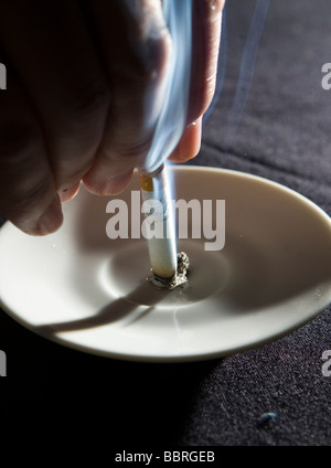 Ein Raucher stellt eine Rothmans Zigaretten von British American Tobacco gemacht Stockfoto