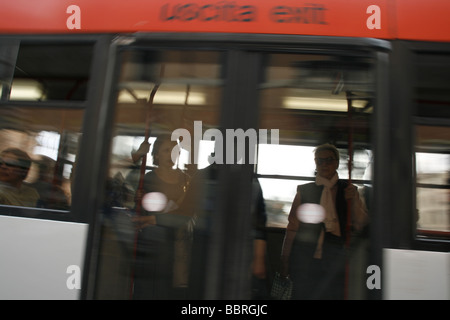 Menschen schnell ÖPNV Bus in Rom Italien Stockfoto