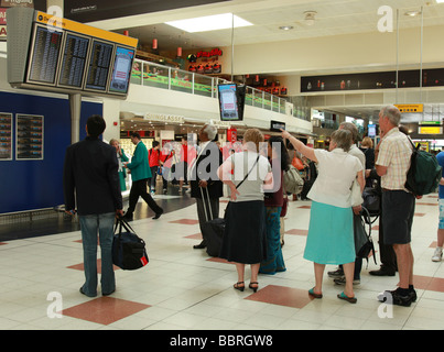 Flughafen-lounge eine Gruppe von Menschen warten auf ihre Abfluggate auftauchen Stockfoto