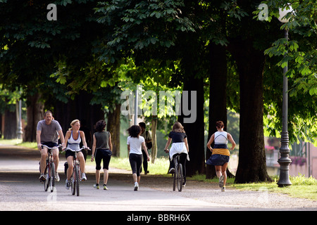 PROMENADE FÜR FUßGÄNGER UND RADFAHRER AUF DEN SCHATTIGEN WÄLLEN, DIE GEHEN DURCH DIE STADT LUCCA, TOSKANA, ITALIEN Stockfoto