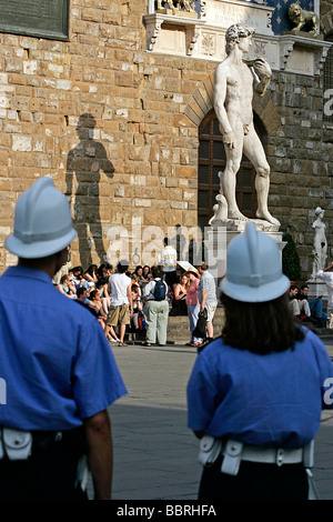 CARABINIERS DEVANT LA STATUE DE DAVID DE MICHEL ANGE DEVANT LE PALAZZO VECCHIO, PIAZZA DELLA SIGNORIA, FLORENZ, TOSKANA, ITALIEN Stockfoto