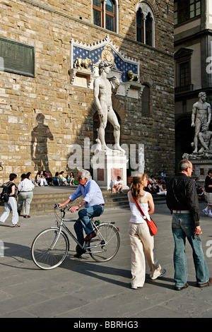 STATUE DE DAVID DE MICHEL ANGE DEVANT LE PALAZZO VECCHIO, PIAZZA DELLA SIGNORIA, FLORENZ, TOSKANA, ITALIEN Stockfoto