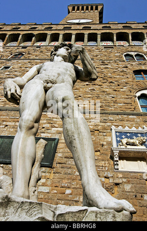 STATUE DE DAVID DE MICHEL ANGE DEVANT LE PALAZZO VECCHIO, PIAZZA DELLA SIGNORIA, FLORENZ, TOSKANA, ITALIEN Stockfoto