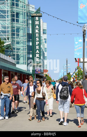 Navy Pier am Lake Michigan Chicago Illinois USA Touristen und das Shakespeare-Theater Stockfoto