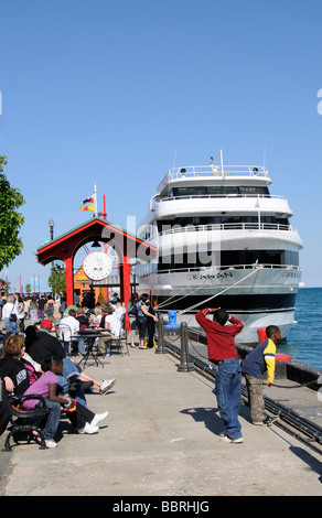 Navy Pier am Lake Michigan Chicago Illinois USA Touristen am Seeufer Stockfoto