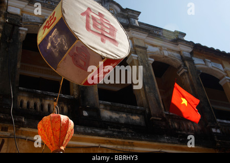 Traditionellen Laternen und rote Nationalflagge hängen in der Straße, ' an ' Hoi an, Vietnam Stockfoto