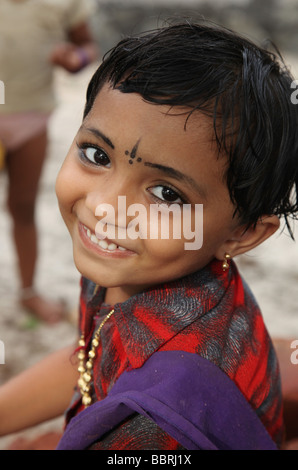 Lokalen Kind trägt ein Bindi lächelnd in einem Kokos-Dorf in Alleppey Kerala Stockfoto