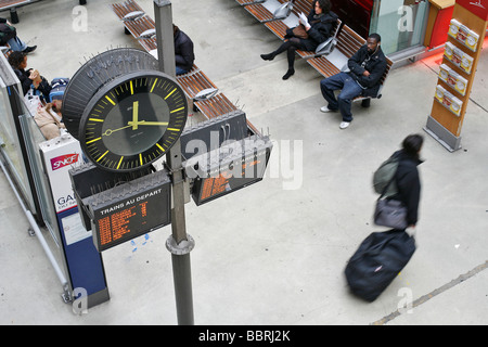 UHR, PASSAGIER WARTEZIMMER IN DER HALLE DER BAHNHOF GARE DU NORD, PARIS (75) Stockfoto