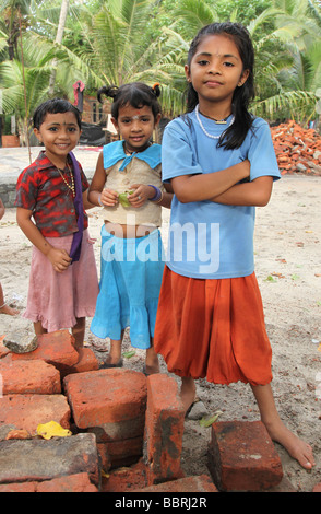 Einheimische Kinder in einem Dorf Kokos in Alleppey Kerala Stockfoto