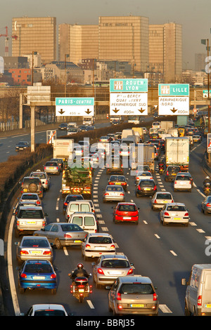 DICHTEN VERKEHR, MORGEN TRAFFIC JAM IN RICHTUNG PARIS, A4 AUTOBAHN, FRANCOIS MITTERAND BIBLIOTHEK IM HINTERGRUND Stockfoto