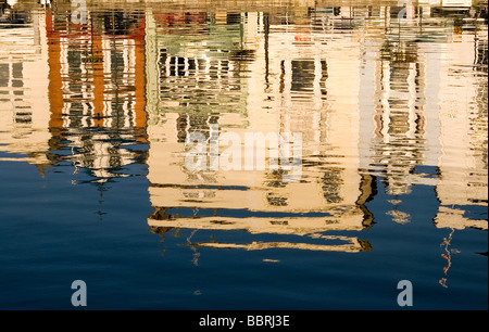 Dartmouth Gebäude spiegelt sich in dem Boot schwimmen Wasser. Stockfoto