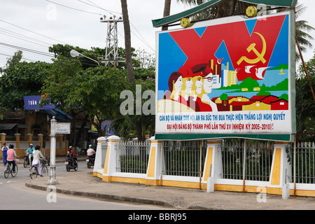 Kommunistische Propaganda-Plakat in Stadtstraße, ' an ' Hoi an, Vietnam Stockfoto