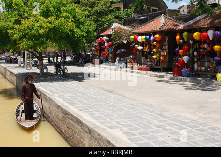 Alten vietnamesischen Mann im Boot neben bunten Laternen Stände, ' an ' Hoi an, Vietnam Stockfoto