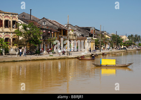 "Hoi an ' Stadt, Vietnam, koloniale Uferpromenade Gebäude und auf 'Thu Bon' Fluss schwimmen [Angelboote/Fischerboote] Stockfoto