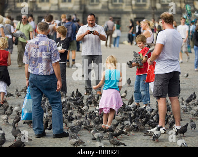 Menschen, die Tauben füttern.  Dam-Platz, Amsterdam, Niederlande Stockfoto