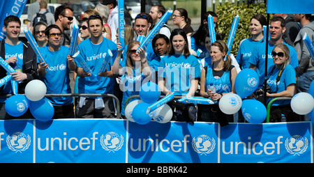 Mitglieder der Unicef unterstützen Läufer beim London-Marathon 2009 Stockfoto