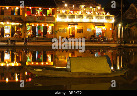 "Hoi an ' traditionelle [Boot] und Restaurants am Flussufer in der Nacht, Vietnam Stockfoto