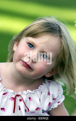 Ein ziemlich drei Jahre altes Mädchen mit blauen Augen. Stockfoto