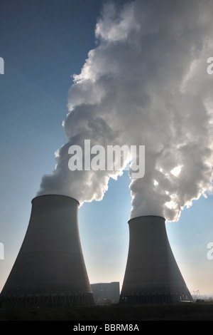 KRAFTWERK FÜR DIE ERZEUGUNG VON ELEKTRIZITÄT IN BELLEVILLE-SUR-LOIRE Stockfoto