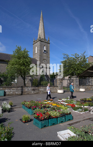 offener Markt in Aughnacloy in der breiten Hauptstraße vor St. James Kirche von Irland Pfarrei Kirche Grafschaft Tyrone Stockfoto