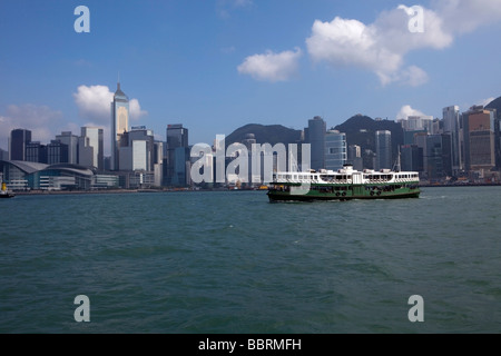 Eine Fähre ist vor der Skyline von Hong Kong gesehen. Stockfoto