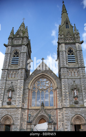 ungleiche Türmen der Omaghs Heilige Herz römisch-katholische Kirche in Omagh Land Tyrone Nordirland Vereinigtes Königreich Stockfoto