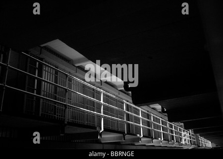 Sonnenlicht scheint auf die Zellen in das Hauptgebäude des Gefängnis Alcatraz, San Francisco, Kalifornien. Stockfoto