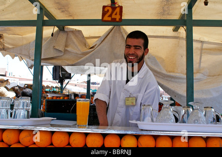 Das beste Preis-Leistungs-Verhältnis in Marrakesch, die wunderbar frisch gepressten Orangensaft in Platz Jemaa El Fna aus den traditionellen Anbietern verkauft Stockfoto