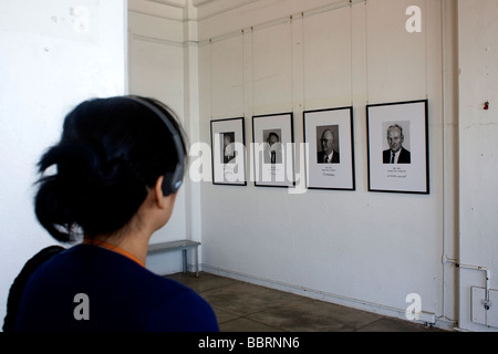 Besucher auf der Alcatraz Tour schaut Fotos hängen im Büro des früheren Wächter. Stockfoto