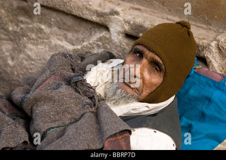 Ein Obdachloser liegt in der Straße bedeckt mit Decke, Stadt Ahmedabad, Bundesstaat Gujarat, Indien Stockfoto