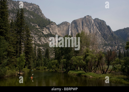 Merced River fließt durch den Yosemite Nationalpark, Kalifornien. Stockfoto