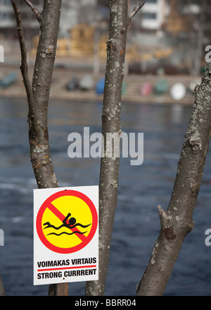 Ein Schild Warnung / verweigern Schwimmen im Fluss wegen der starken Strömung (Text in Finnisch und Englisch), Finnland Stockfoto