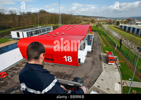 FEUERWEHRMANN AUF EINE ANTENNE DREHLEITER ÜBER DAS FEUERWEHRHAUS IN LOUVIERS§VAL-DE-REUIL, EURE (27), FRANKREICH Stockfoto