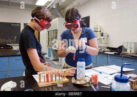 Junge Schülerinnen und Schüler arbeiten in einem Science-Lab in Connecticut, USA Klassenzimmer Stockfoto