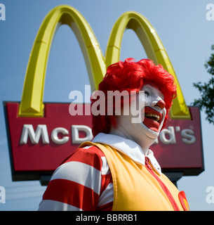 Ronald McDonald winkt Kinder außerhalb einer neu eröffneten McDonald's Franchise in West Haven, CT, USA Stockfoto