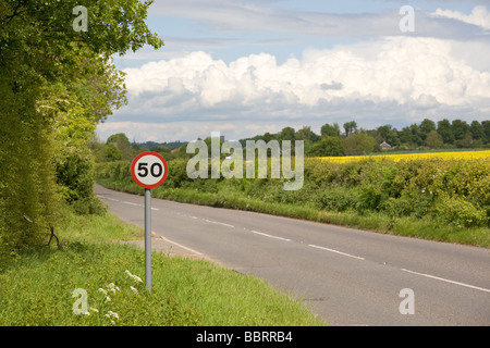 50 km/h Höchstgeschwindigkeit Zeichen auf Landstraße Stockfoto