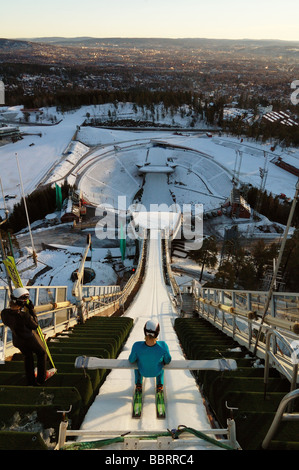 Skifahrer, die einen Sprung von Sprungschanze Holmenkollen, Oslo, Norwegen Stockfoto