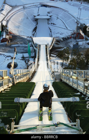 Skifahrer, die einen Sprung von Sprungschanze Holmenkollen, Oslo, Norwegen Stockfoto