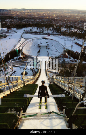 Skifahrer, die einen Sprung von Sprungschanze Holmenkollen, Oslo, Norwegen Stockfoto