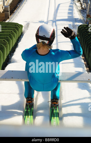 Skifahrer, die einen Sprung von Sprungschanze Holmenkollen, Oslo, Norwegen Stockfoto