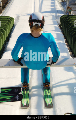 Skifahrer, die einen Sprung von Sprungschanze Holmenkollen, Oslo, Norwegen Stockfoto