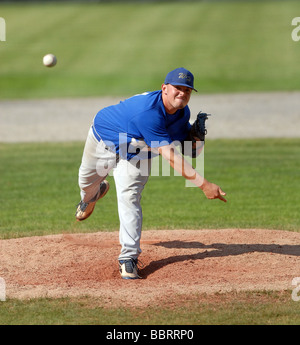 High School Krug wirft Ball während Staatsmeisterschaft Baseball-Spiel in CT USA Stockfoto