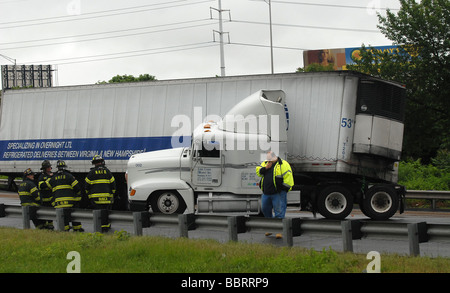 Querstehenden Traktor Anhänger LKW auf 91 in New Haven Connecticut USA Stockfoto